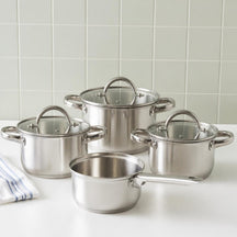 Cooking Pannenset RVS 4-delig: drie kookpannen met glazen deksel en een steelpan op het aanrecht