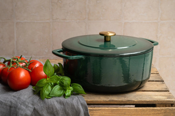 Combekk Bräter mit Deckel Gusseisen Holly Green ø 24 cm / 3,8 Liter - emaillierte Antihaftbeschichtung